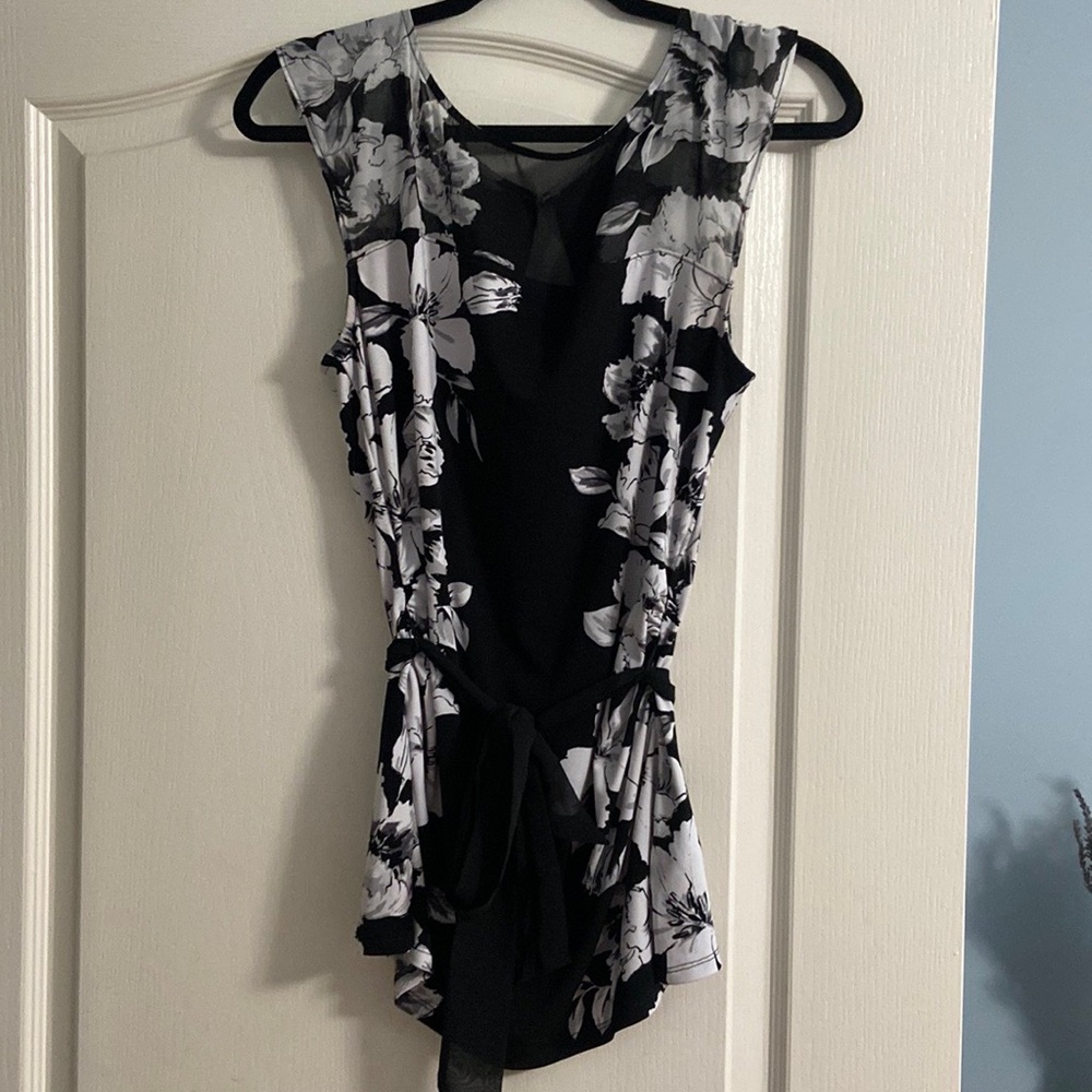 Beautiful WHBM black and white floral blouse with tie belt
